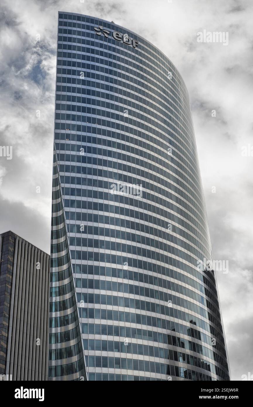 PARIS - 1. Dezember: Nachmittagsblick auf das große Geschäftsviertel La Defense im westlichen Teil von Paris, Frankreich am 1. Dezember 2012. Hier sind viele davon Stockfoto