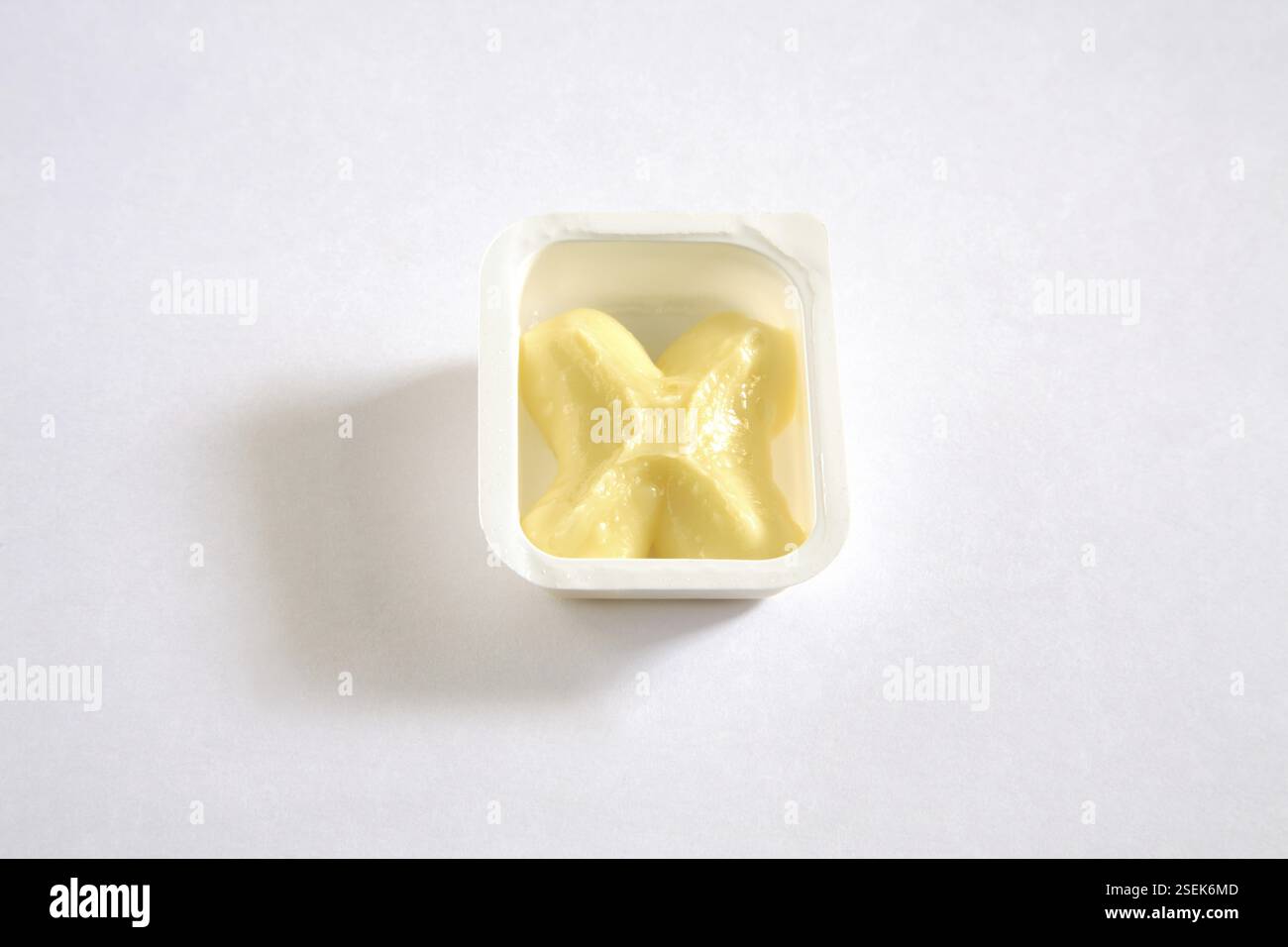 Milchprodukt, Makhan maska Butter im Behälter auf weißem Hintergrund Stockfoto