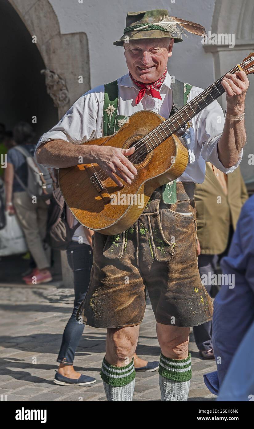 Gitarrist in traditioneller Tracht im Platzl, München, Oberbayern, Bayern, Deutschland, Europa Stockfoto