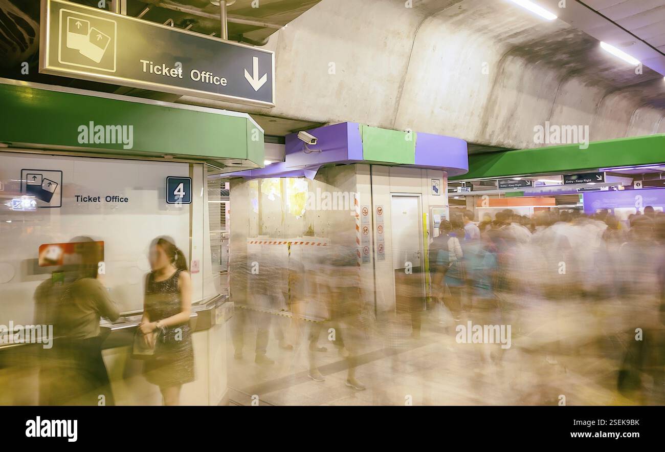 Touristen im Flughafenterminal, verschwommene Sicht mit schnell bewegenden Menschen. Urlaubs- und Reisekonzept Stockfoto