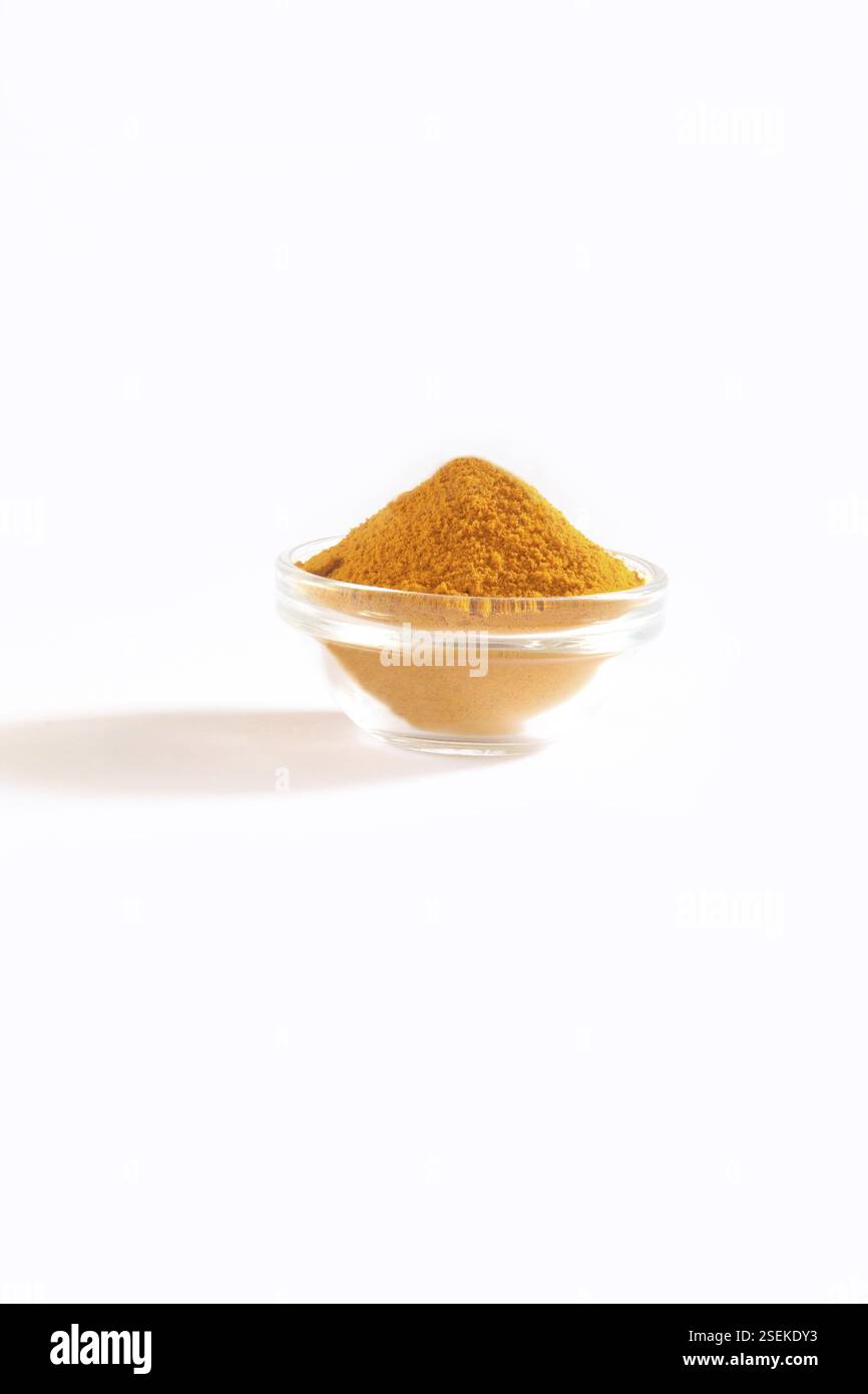 Indisches Gewürz, Kurkuma Pulver Haldi Curcuma Longa in Schüssel auf weißem Hintergrund Stockfoto