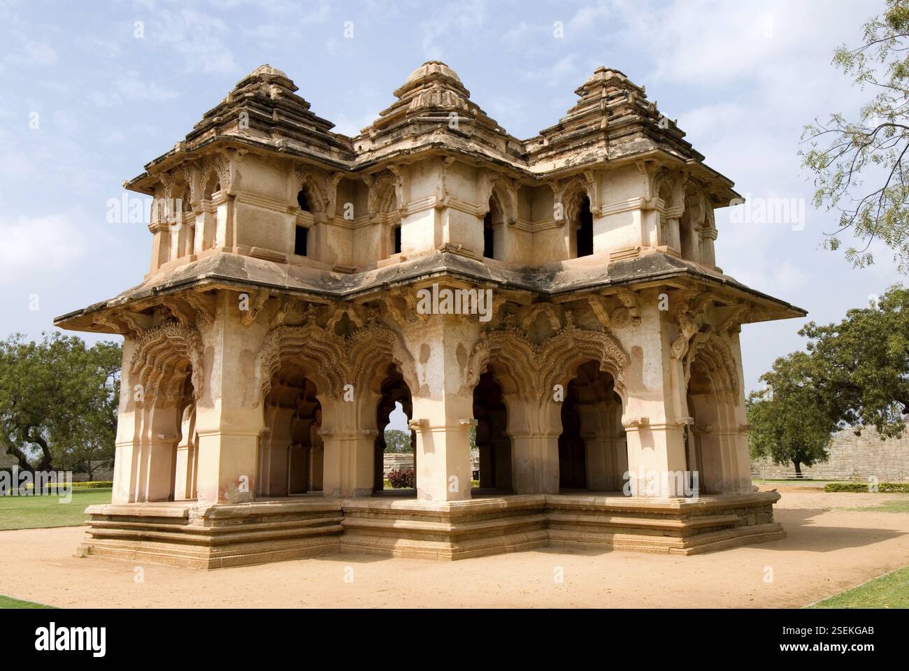 Lotus mahal erstaunliche Synthese von hinduistischem und islamischem Stil in Hampi, Karnataka, Indien, Asien Stockfoto