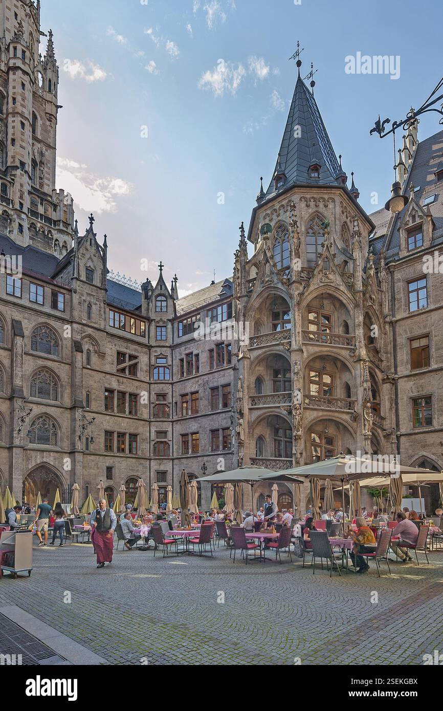 Rathaushof mit Sonnenschirmen und Touristen, Prunkhof, München, Oberbayern, Bayern, Deutschland, Europa Stockfoto