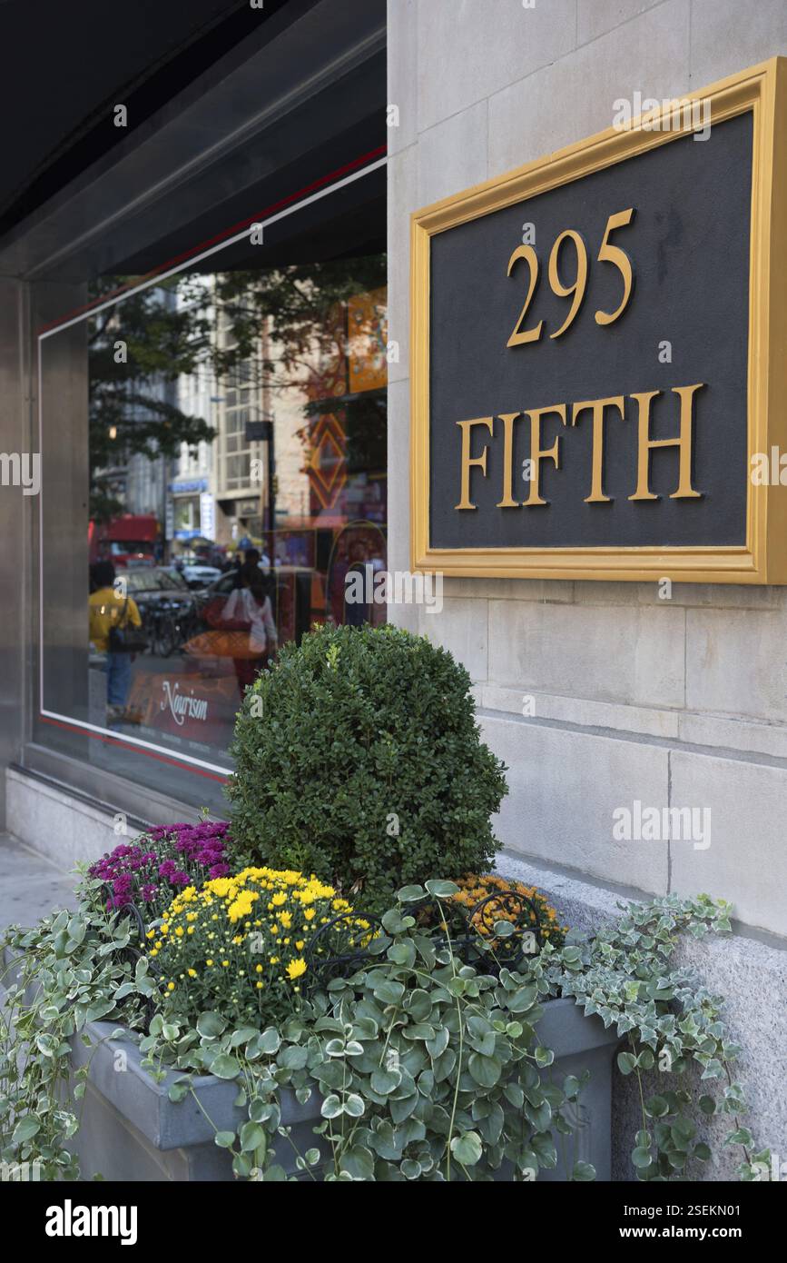 Fassade im Manhattan-Stil des Gebäudes an der 5th Avenue, New York, USA, Nordamerika Stockfoto