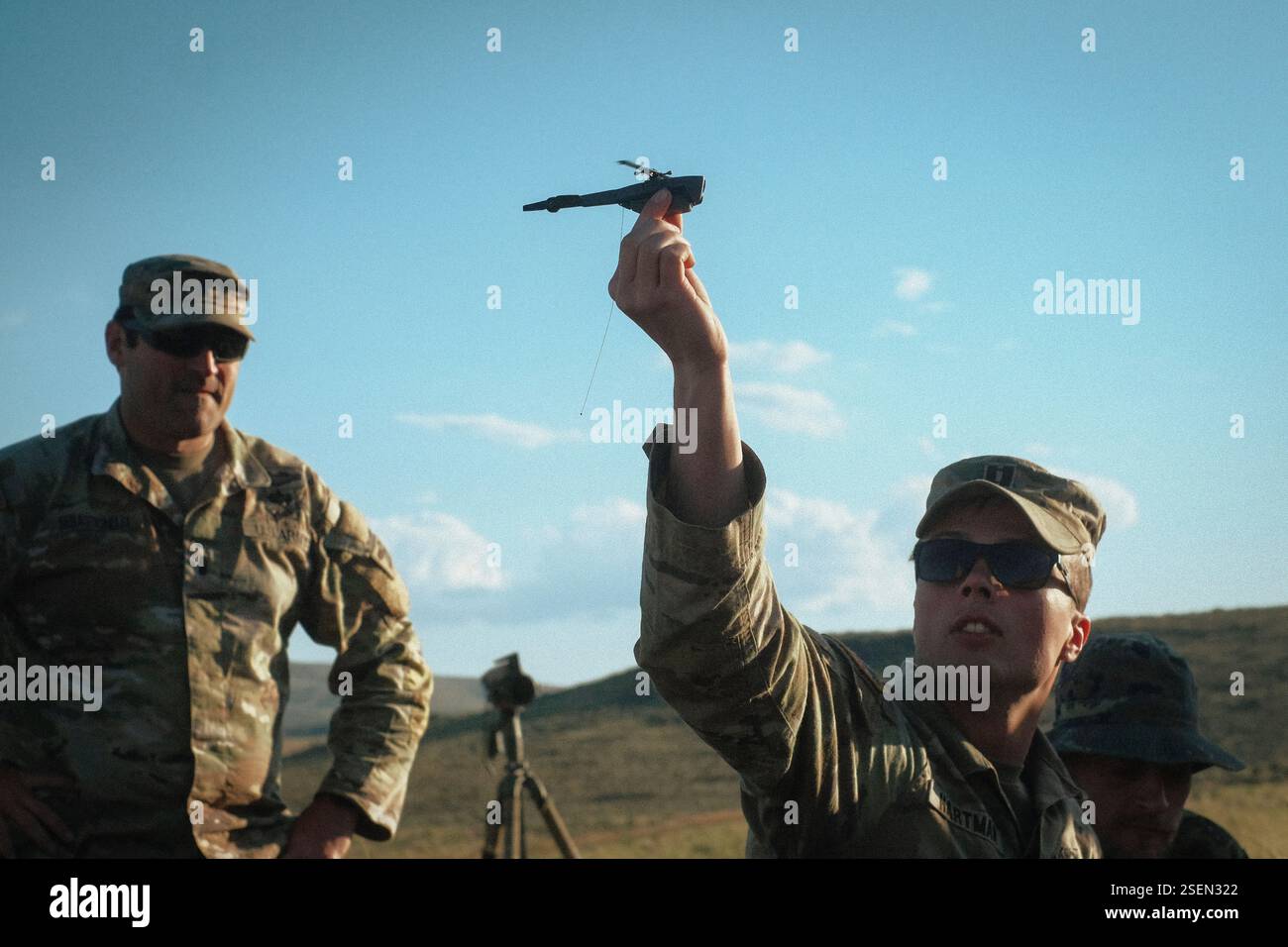US-Soldaten mit Hauptquartier und Hauptquartierkompanie, 3. Bataillon, 161. Infanterieregiment, 81. Stryker Brigade Combat Team, Washington Army National Guard, trainiert mit Black Hornet Nano Unmanned Aerial Vehicle (UAV) während des jährlichen Trainings im Yakima Training Center, Washington, 9. Juni 2024. Der Black Hornet Nano ist ein tragbares UAV, das die Aufklärungsfähigkeiten von abgesenkten Truppen erhöht, indem es ein Live-Feed-Video und Wärmebildaufnahmen für Soldaten auf dem Feld bereitstellt und so das Situationsbewusstsein verbessert. (Foto der Nationalgarde der US-Armee von Sgt. Remi Milslagle) Stockfoto
