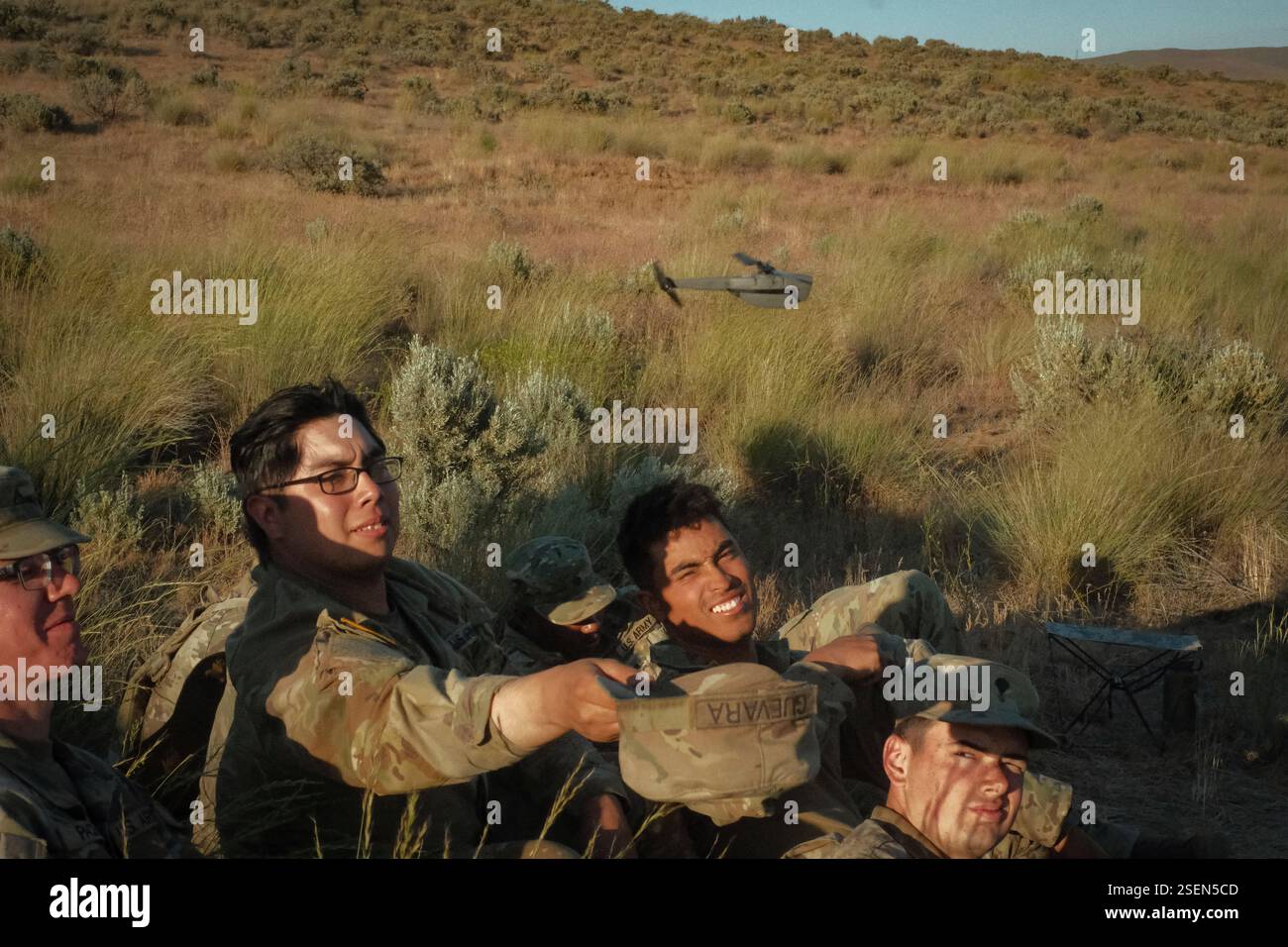 US-Soldaten mit Hauptquartier und Hauptquartierkompanie, 3. Bataillon, 161. Infanterieregiment, 81. Stryker Brigade Combat Team, Washington Army National Guard, trainiert mit Black Hornet Nano Unmanned Aerial Vehicle (UAV) während des jährlichen Trainings im Yakima Training Center, Washington, 9. Juni 2024. Der Black Hornet Nano ist ein tragbares UAV, das die Aufklärungsfähigkeiten von abgesenkten Truppen erhöht, indem es ein Live-Feed-Video und Wärmebildaufnahmen für Soldaten auf dem Feld bereitstellt und so das Situationsbewusstsein verbessert. (Foto der Nationalgarde der US-Armee von Sgt. Remi Milslagle) Stockfoto