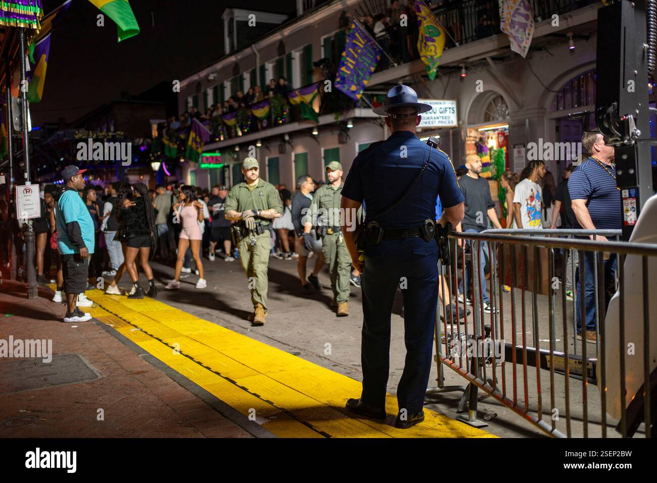 New Orleans, Usa. Februar 2025. Ein Polizeibeamter aus New Orleans steht in der Bourbon Street in Erwartung des Superbowl LIX, einen Monat nachdem ein Fahrer am Neujahrstag in New Orleans, Louisiana, 14 Menschen getötet und Dutzende verletzt hat 2025. Die Philadelphia Eagles spielen die Kansas City Chiefs im Super Bowl LIX im Caesars Superdome am Sonntag, den 9. Februar 2025. Foto: Bonnie Cash/UPI Foto: Bonnie Cash/UPI Credit: UPI/Alamy Live News Stockfoto
