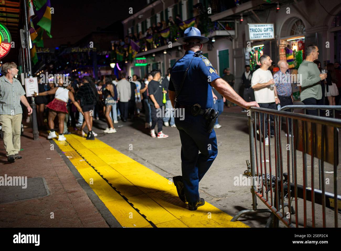 New Orleans, Usa. Februar 2025. Ein Polizeibeamter aus New Orleans steht in der Bourbon Street in Erwartung des Superbowl LIX, einen Monat nachdem ein Fahrer am Neujahrstag in New Orleans, Louisiana, 14 Menschen getötet und Dutzende verletzt hat 2025. Die Philadelphia Eagles spielen die Kansas City Chiefs im Super Bowl LIX im Caesars Superdome am Sonntag, den 9. Februar 2025. Foto: Bonnie Cash/UPI Foto: Bonnie Cash/UPI Credit: UPI/Alamy Live News Stockfoto