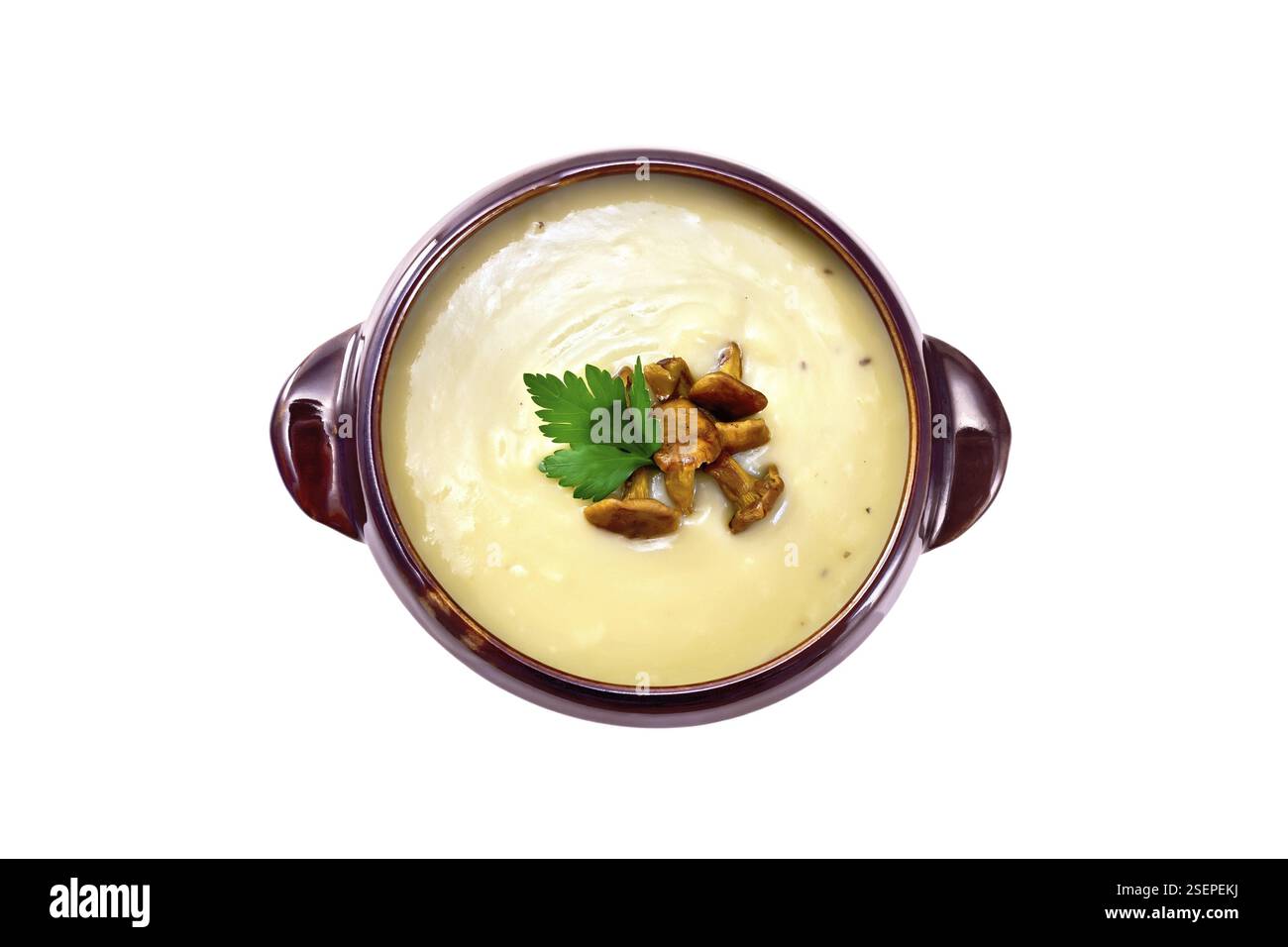 Pilz Suppe pürieren mit Pfifferlingen in einem Ton Schüssel auf weißem Hintergrund von oben isoliert Stockfoto