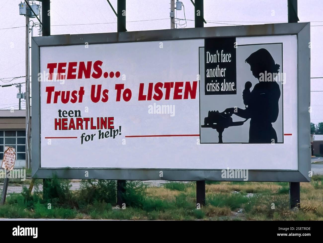 Reklametafel mit Teenager-Krisen-Hilfeleistung. Stockfoto
