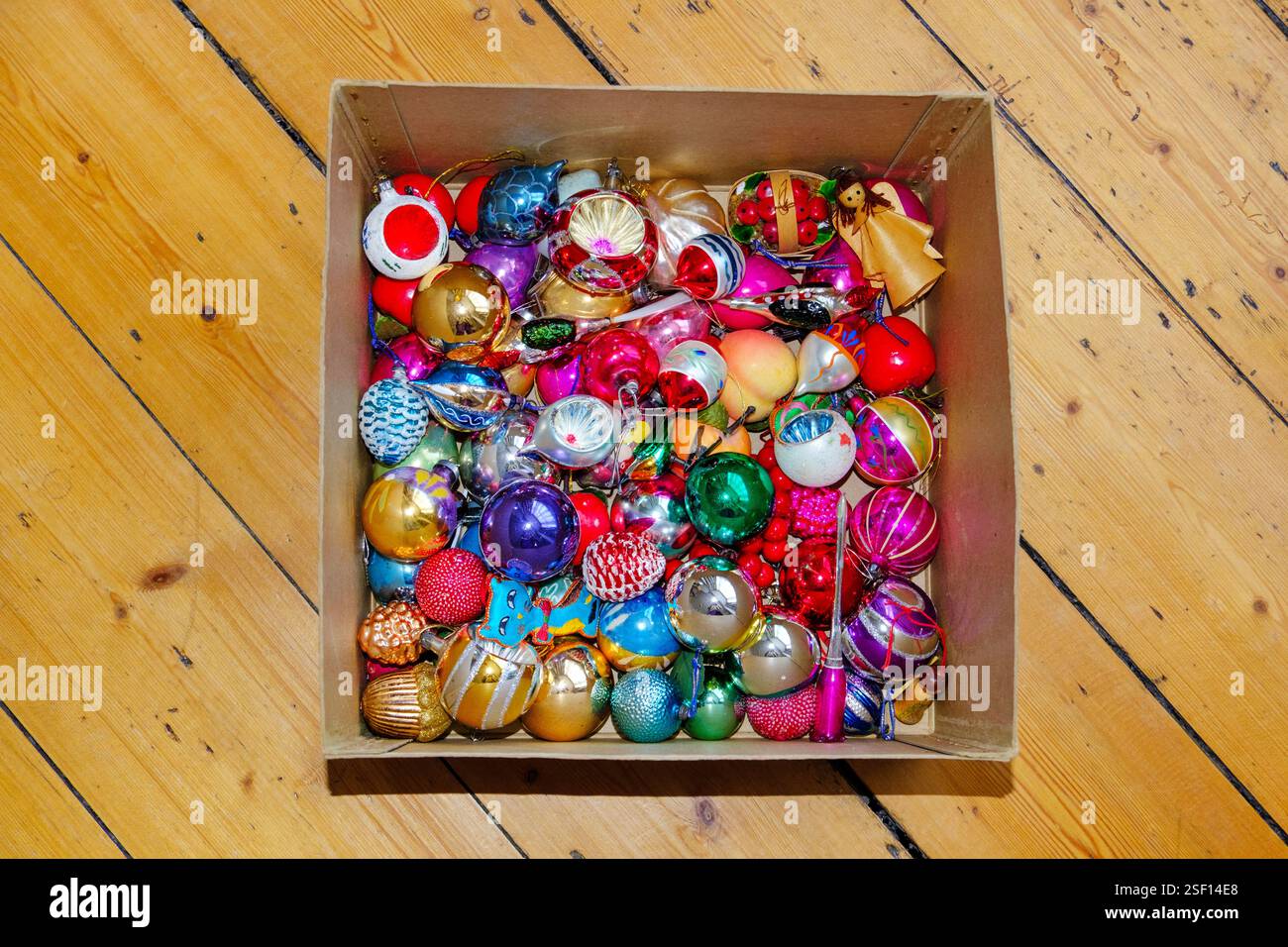 Bunte Kiste mit Weihnachtsbaumkugeln Stockfoto