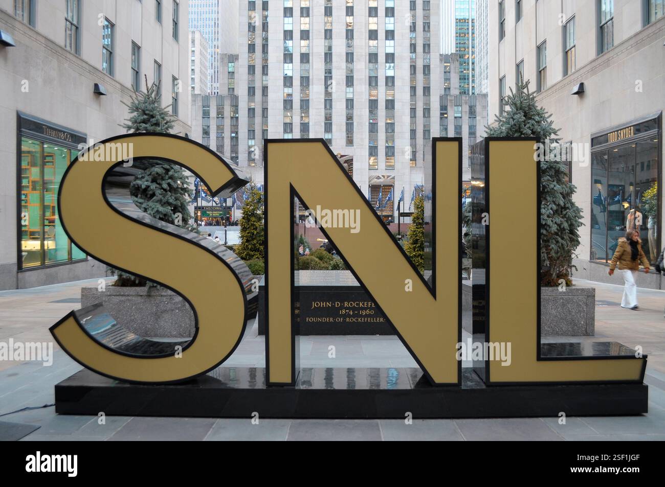 New York, Usa. Februar 2025. Ein Saturday Night Live-Schild zum 50-jährigen Jubiläum der Comedy-Show ist im Rockefeller Center in Manhattan, New York City zu sehen. Quelle: SOPA Images Limited/Alamy Live News Stockfoto