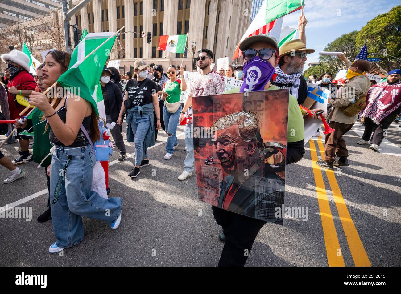 Los Angeles, Usa. Februar 2025. Demonstranten protestieren während einer Kundgebung gegen das Vorgehen von Präsident Donald Trump gegen illegale Einwanderung. (Foto: Ringo Chiu/SOPA Images/SIPA USA) Credit: SIPA USA/Alamy Live News Stockfoto