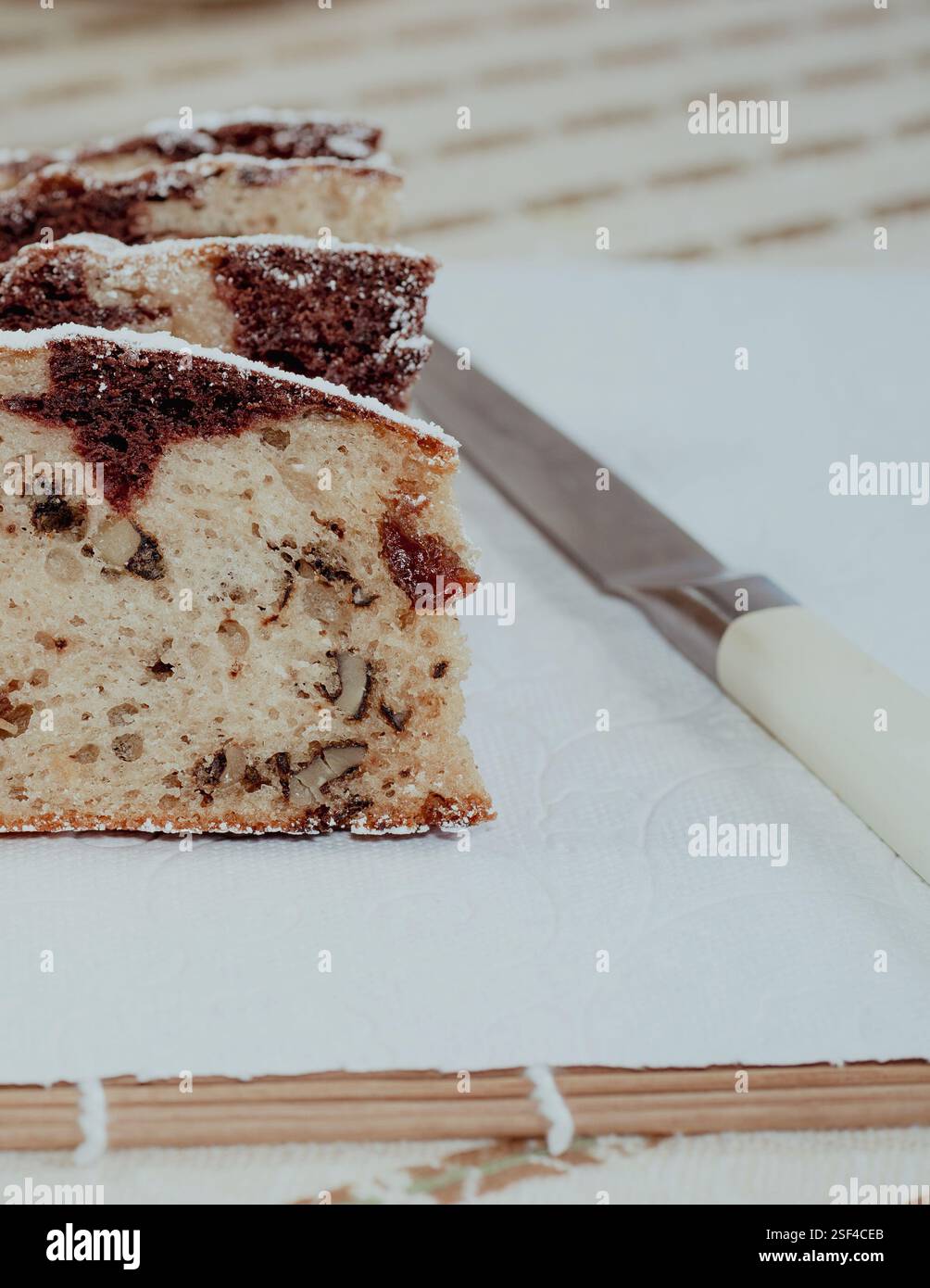 Marmorkuchen mit Rosinen und Walnüssen aus der Nähe. Stockfoto