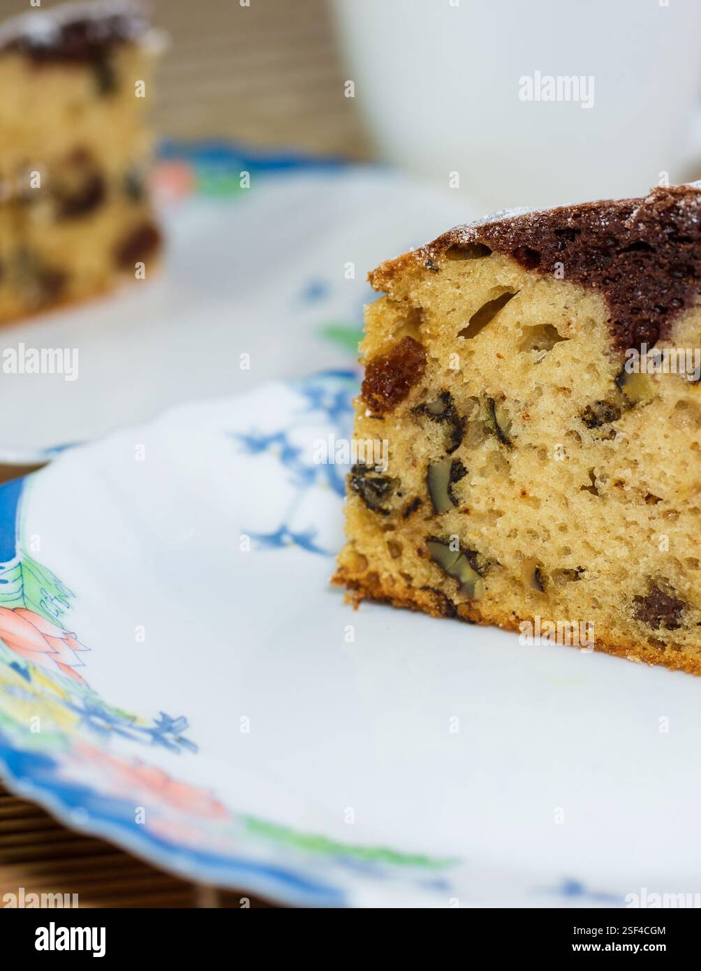 Marmorkuchen mit Rosinen und Walnüssen aus der Nähe. Stockfoto