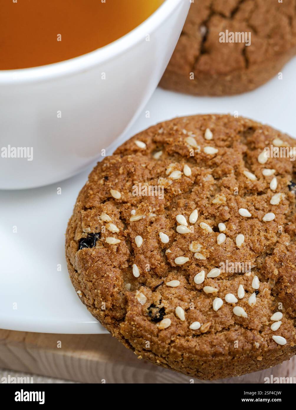Schokoladenkekse. Haferkekse, Kekse und eine Tasse Tee. Stockfoto