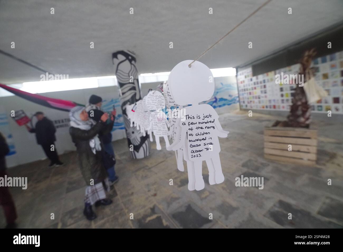 Die Menschen versammelten sich in Bournemouth, um an die in Gaza getöteten Kinder zu erinnern. 07 O2 2025. An einem nassen, bewölkten Tag marschierten Menschen in Bournemouth, um sich zu erinnern. Hind Rajab und die 17 492 Kinder, die in den letzten 15 Monaten in Gaza getötet wurden, sowie die 181 Kinder im Westjordanland. Ein marsch vom Stadtplatz zu einer Gedenkstätte für die getöteten Kinder fand statt, wo eine Aufnahme von Hind Rajabs letzten Worten gespielt wurde, bevor sie von der IDF erschossen wurde. Stockfoto