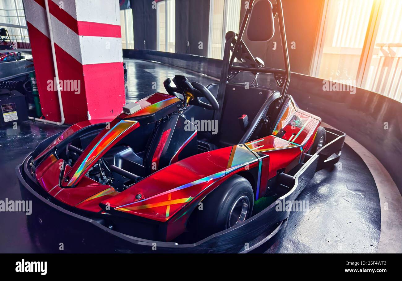 Neue Elektro-Gokarts auf der modernen Indoor-Rennstrecke Stockfoto
