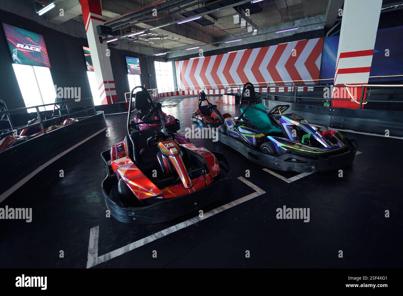 Neue Elektro-Gokarts auf der modernen Indoor-Rennstrecke Stockfoto
