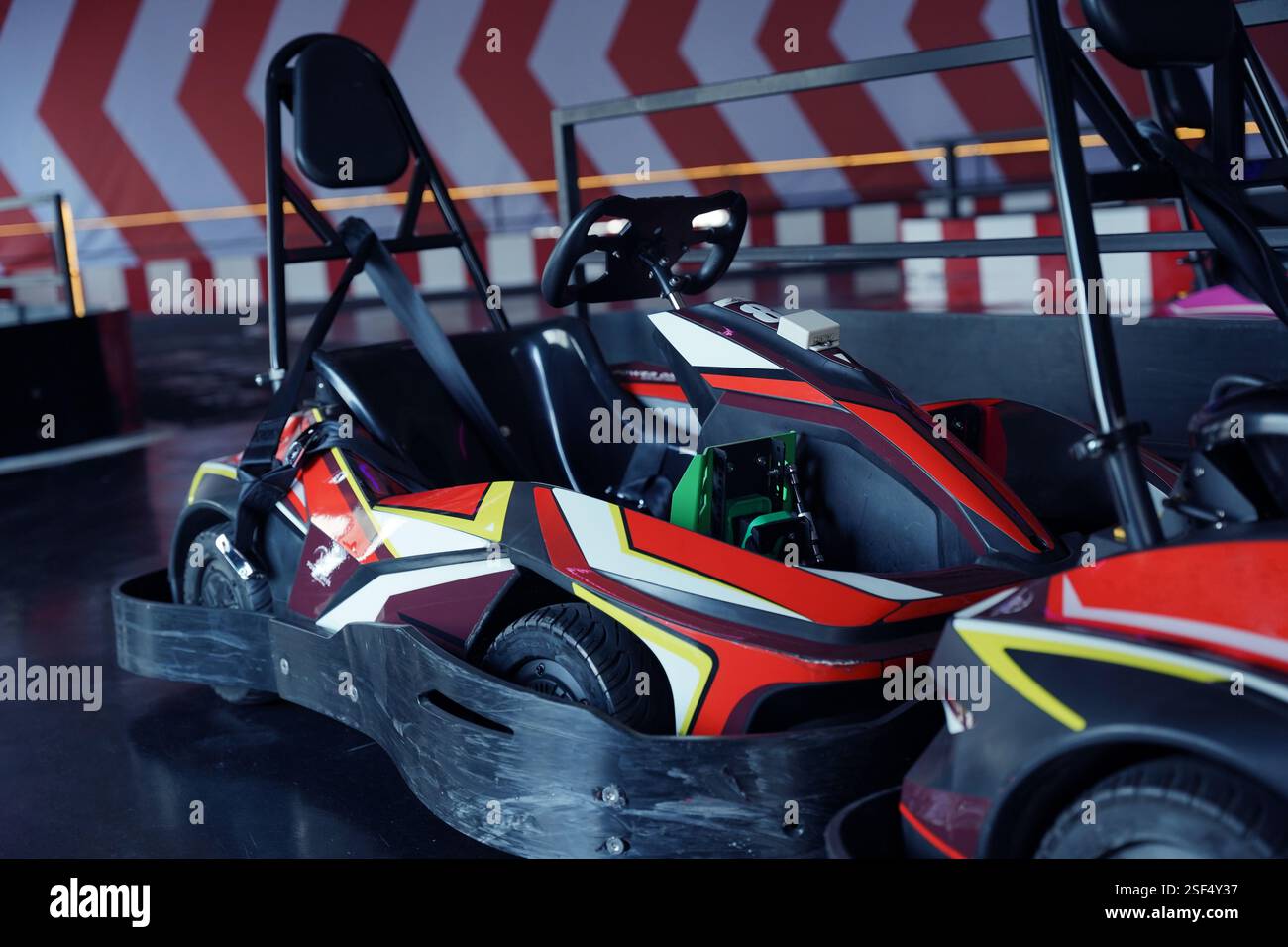 Neue Elektro-Gokarts auf der modernen Indoor-Rennstrecke Stockfoto