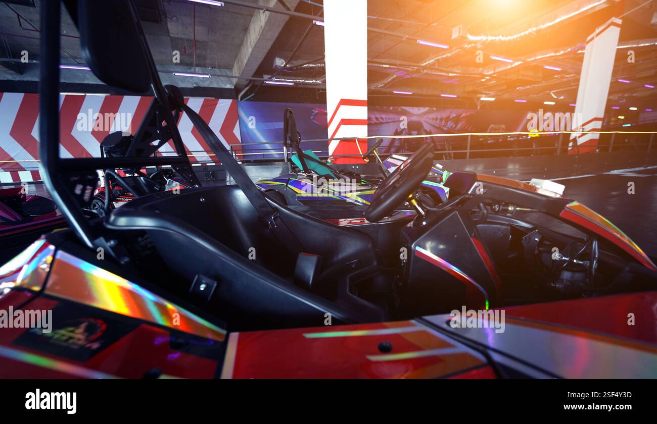 Neue Elektro-Gokarts auf der modernen Indoor-Rennstrecke Stockfoto