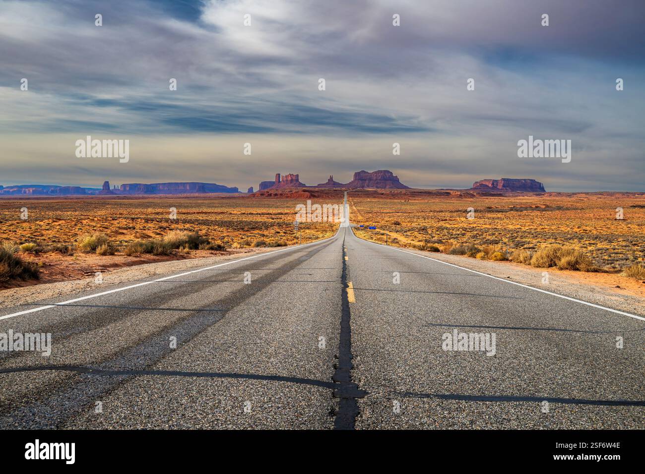 Malerischer Blick auf das Monument Valley vom Forrest Gump Point entlang des US Highway 163, Mexican hat, Utah, USA Stockfoto