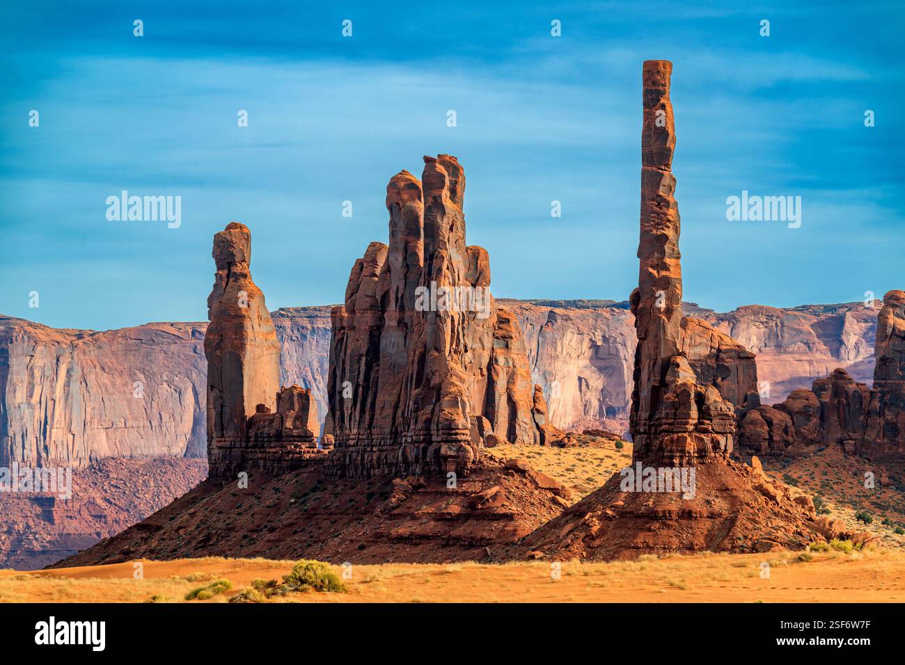 Totem Pole Rock Spire und YEL Bichel, Monument Valley Navajo Tribal Park, Utah-Arizona, USA Stockfoto