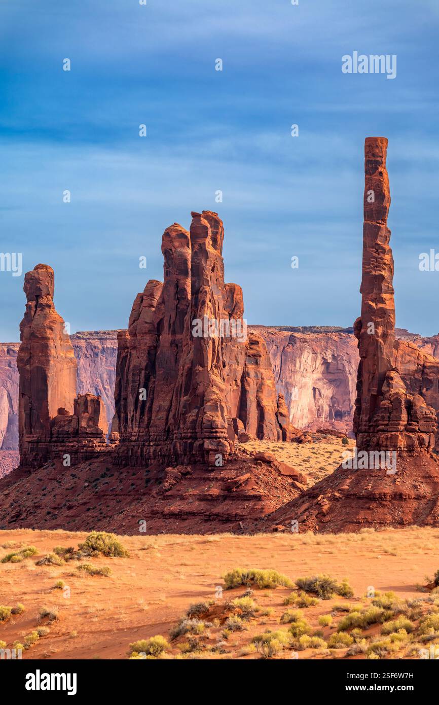 Totem Pole Rock Spire und YEL Bichel, Monument Valley Navajo Tribal Park, Utah-Arizona, USA Stockfoto