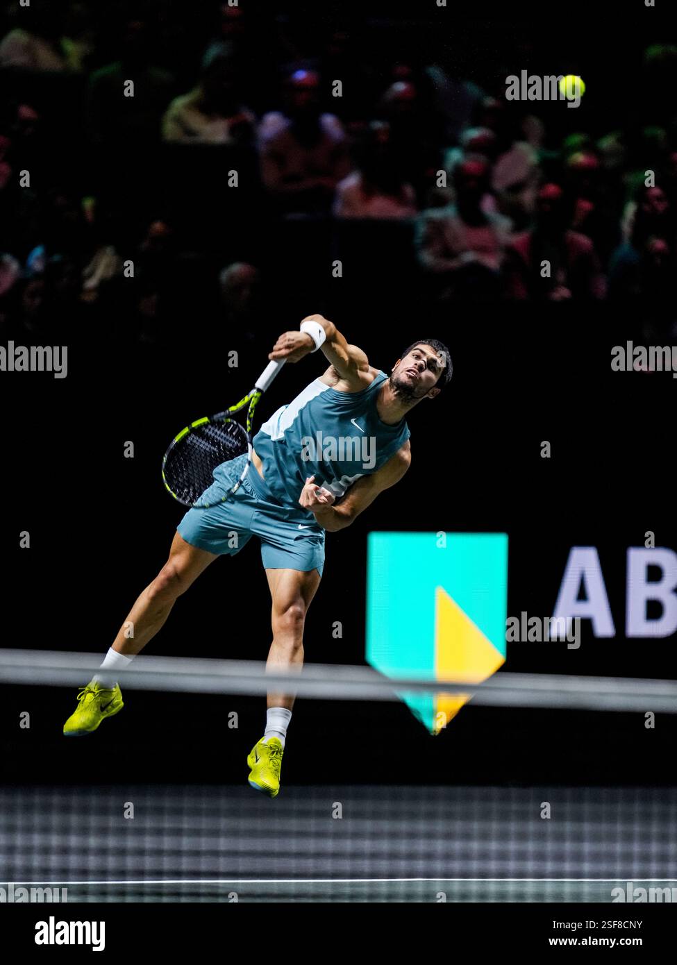 ROTTERDAM, NIEDERLANDE - 8. FEBRUAR: Carlos Alcaraz aus Spanien spielt im Halbfinalspiel der Männer gegen Hubert Hurkacz aus Polen am 6. Tag der ABN AMRO Open im Rotterdam Ahoy am 8. Februar 2025 in Rotterdam, Niederlande. (Foto: Rene Nijhuis/MB Media) Stockfoto