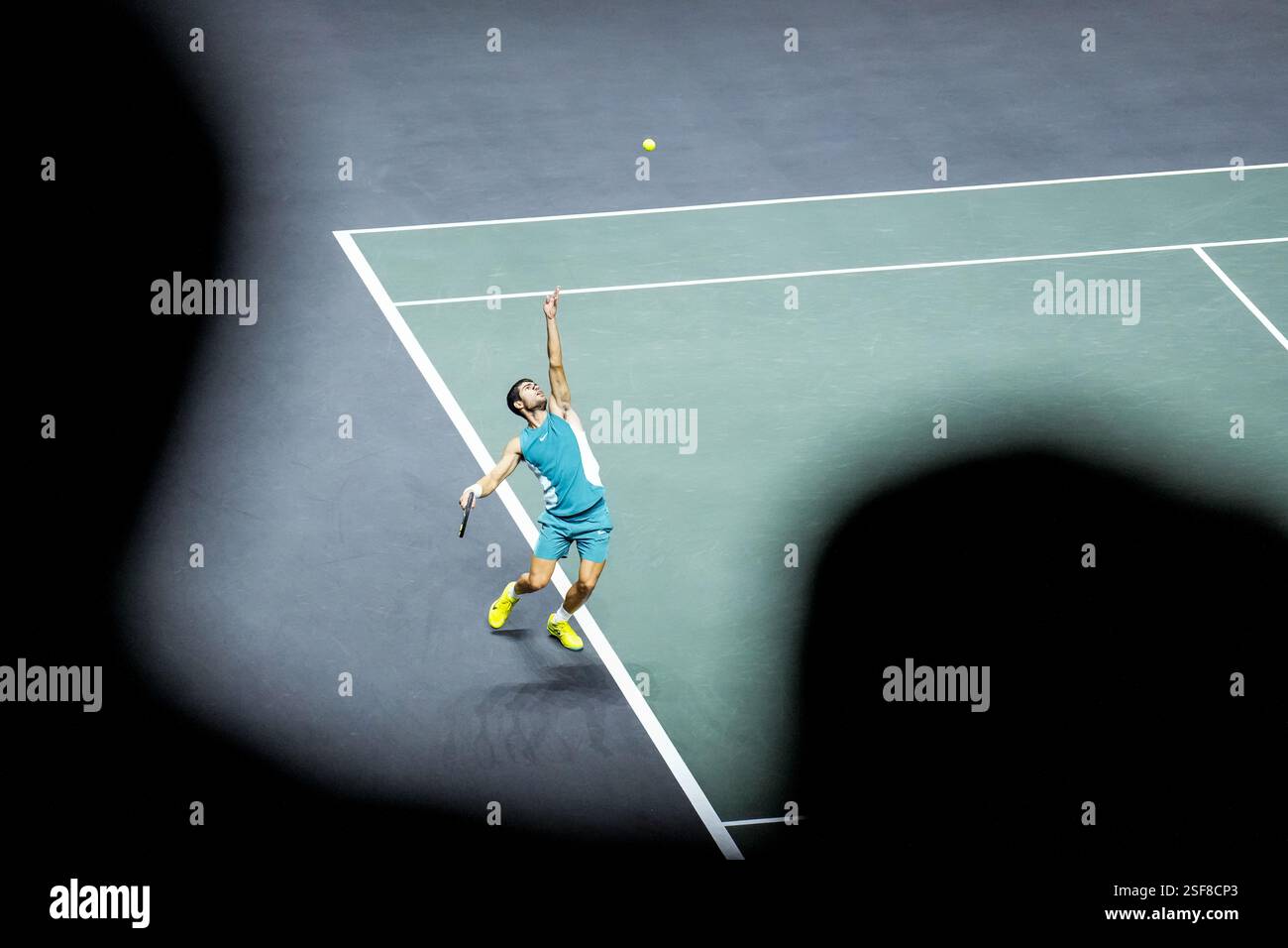 ROTTERDAM, NIEDERLANDE - 8. FEBRUAR: Carlos Alcaraz aus Spanien spielt in seinem Halbfinalspiel gegen Hubert Hurkacz aus Polen am 6. Tag der ABN AMRO Open im Rotterdam Ahoy am 8. Februar 2025 in Rotterdam, Niederlande. (Foto: Rene Nijhuis/MB Media) Stockfoto