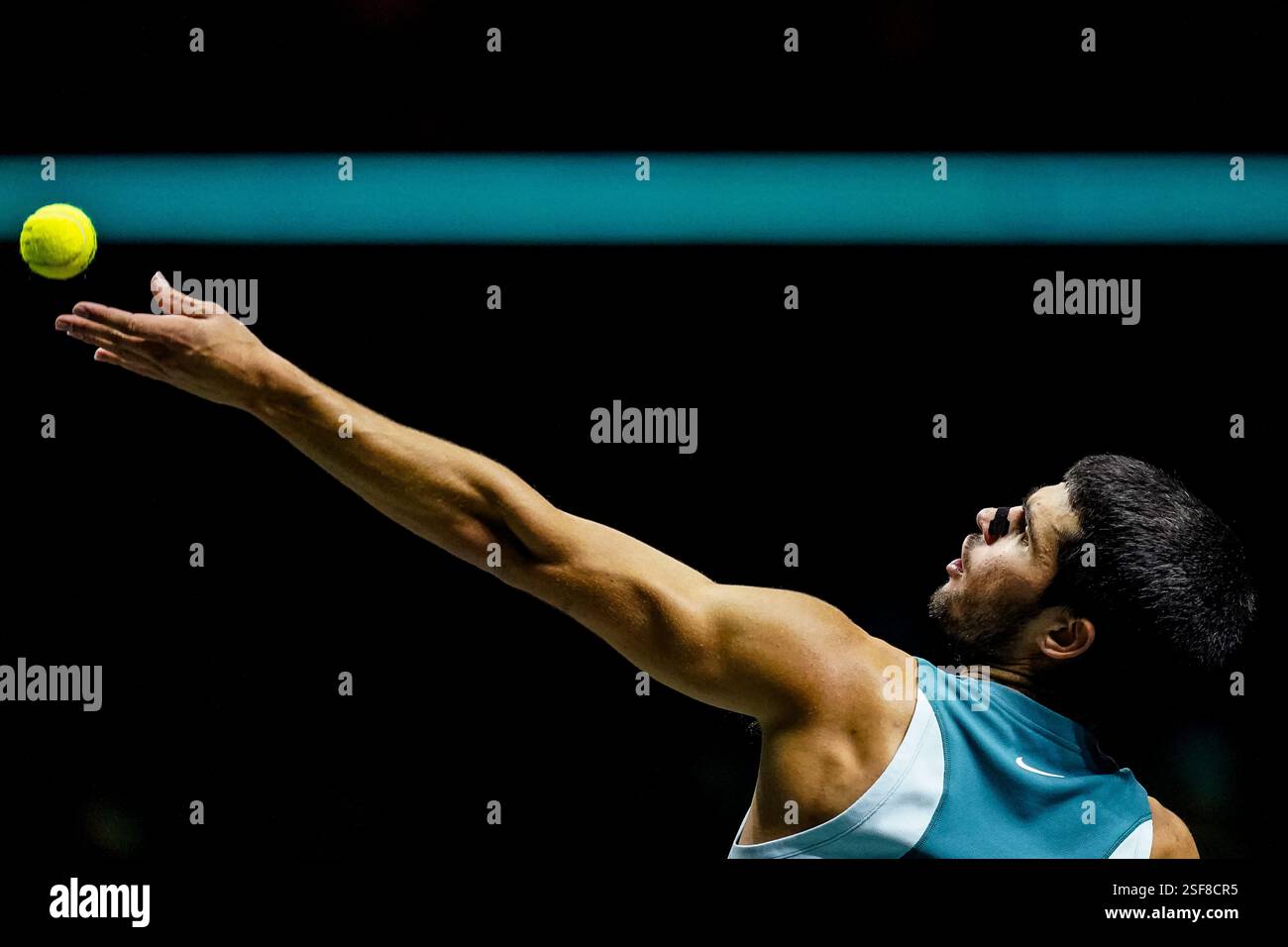 ROTTERDAM, NIEDERLANDE - 8. FEBRUAR: Carlos Alcaraz aus Spanien spielt in seinem Halbfinalspiel gegen Hubert Hurkacz aus Polen am 6. Tag der ABN AMRO Open im Rotterdam Ahoy am 8. Februar 2025 in Rotterdam, Niederlande. (Foto: Rene Nijhuis/MB Media) Stockfoto
