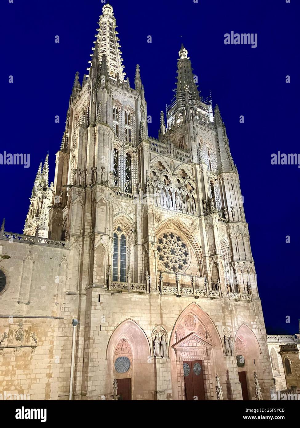 Die gotischen Türme der Kathedrale von Burgos bei Nacht - Smartphone-aufgenommenes Stockfoto