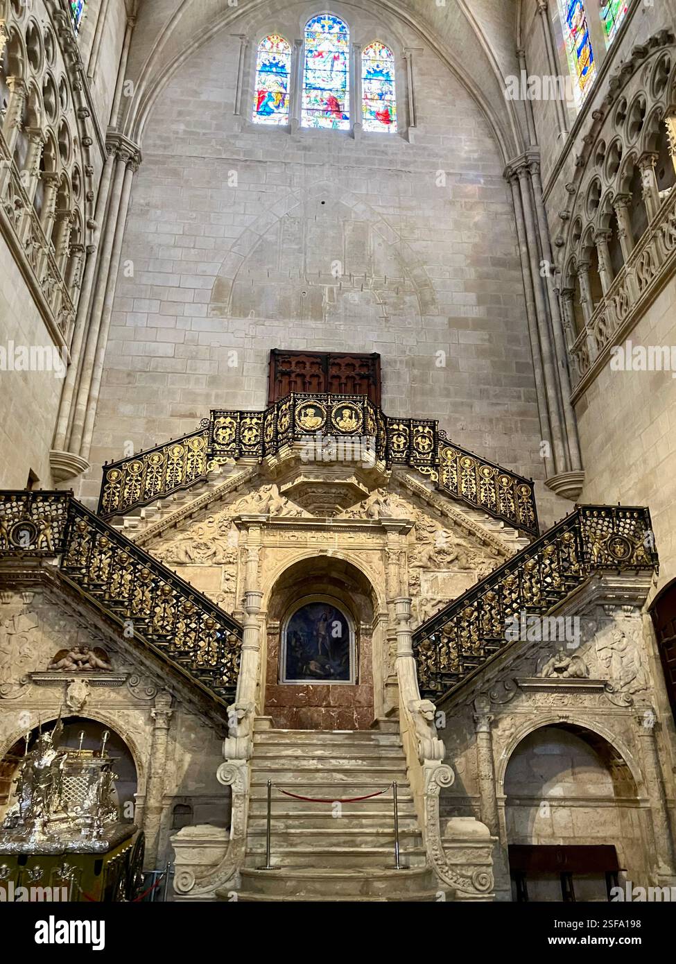 Die beeindruckende Treppe in der Kathedrale von Burgos, bekannt als die Goldene Treppe (Escalera Dorada) - Smartphone-aufgenommenes Stockfoto