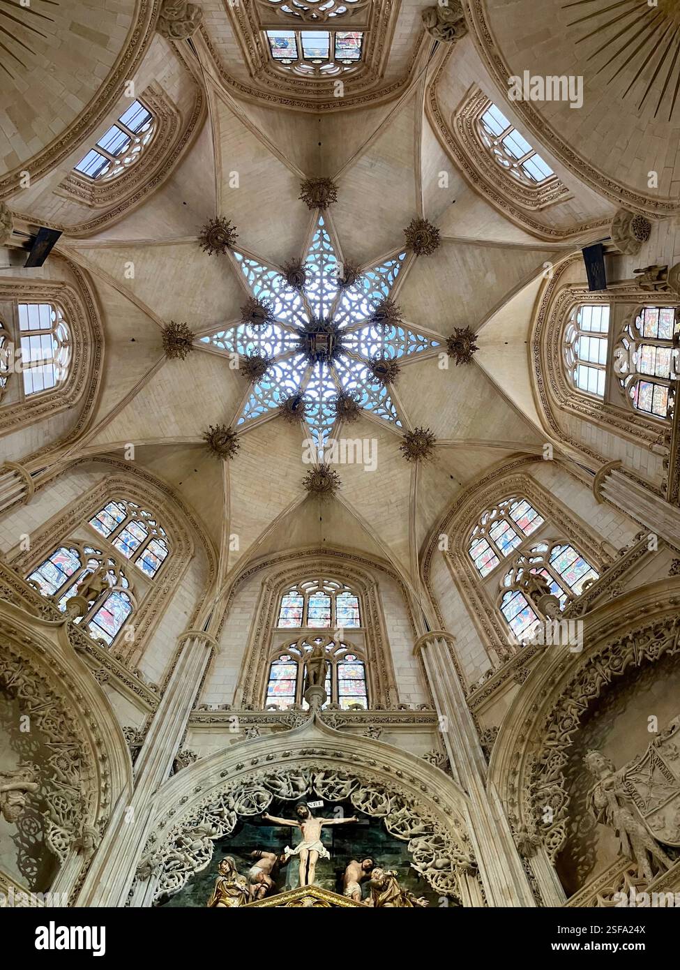 Gewölbe der Konstabler-Kapelle in der Kathedrale von Burgos, Spanien - Smartphone-aufgenommenes Stockfoto