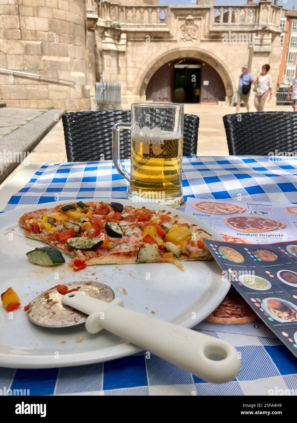 Pizza und Bier auf dem Camino Francés, Spanien - Smartphone-aufgenommenes Stockfoto