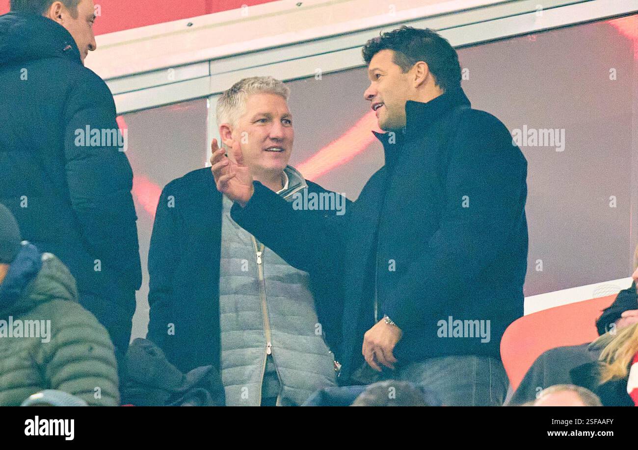 Bastian SCHWEINSTEIGER, Co-Moderator ARD Ex Fussballprofi, DFB Kapitaen Michael BALLACK im Spiel FC BAYERN MÜNCHEN - SV WERDER BREMEN 3-0 am 7. Februar 2025 in München. Saison 2024/2025, 1.Bundesliga, FCB, München, Spieltag 21, 21.Spieltag Fotograf: ddp Images/STAR-Images - DFL-VORSCHRIFTEN VERBIETEN JEDE VERWENDUNG VON FOTOS als BILDSEQUENZEN und/oder QUASI-VIDEO - Credit: ddp Media GmbH/Alamy Live News Stockfoto