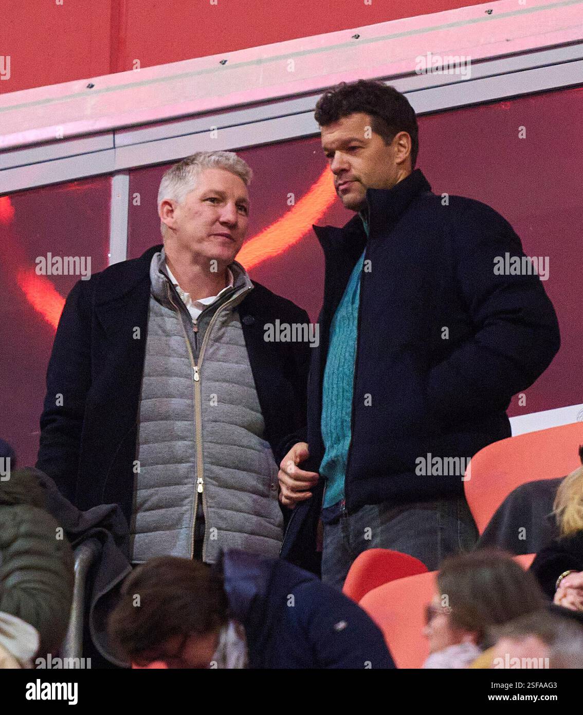 Bastian SCHWEINSTEIGER, Co-Moderator ARD Ex Fussballprofi, DFB Kapitaen Michael BALLACK im Spiel FC BAYERN MÜNCHEN - SV WERDER BREMEN 3-0 am 7. Februar 2025 in München. Saison 2024/2025, 1.Bundesliga, FCB, München, Spieltag 21, 21.Spieltag Fotograf: ddp Images/STAR-Images - DFL-VORSCHRIFTEN VERBIETEN JEDE VERWENDUNG VON FOTOS als BILDSEQUENZEN und/oder QUASI-VIDEO - Credit: ddp Media GmbH/Alamy Live News Stockfoto