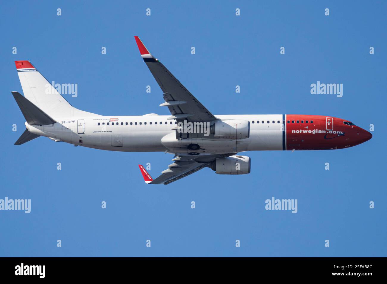 Die Boeing 737-8JP B738 der Fluglinie Norwegian DY/NOZ, Betreiber Norwegian Air Sweden, mit der Registrierung SE-RPF MSN: 42076 fliegt über Hamburg Finkenwerder EDHI/XFW. Hamburg Hamburg Deutschland *** die Boeing 737 8JP B738 der Fluggesellschaft Norwegian DY NOZ , Betreiber Norwegian Air Sweden, mit der Registrierung SE RPF MSN 42076 fliegt über Hamburg Finkenwerder EDHI XFW Hamburg Deutschland Stockfoto
