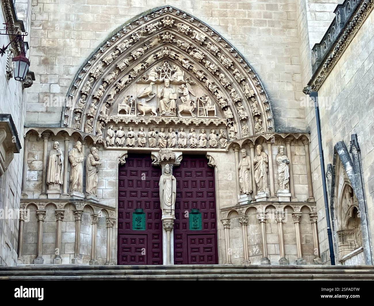 Tympana über dem Eingang zur Kathedrale von Burgos - Smartphone-aufgenommenes Stockfoto