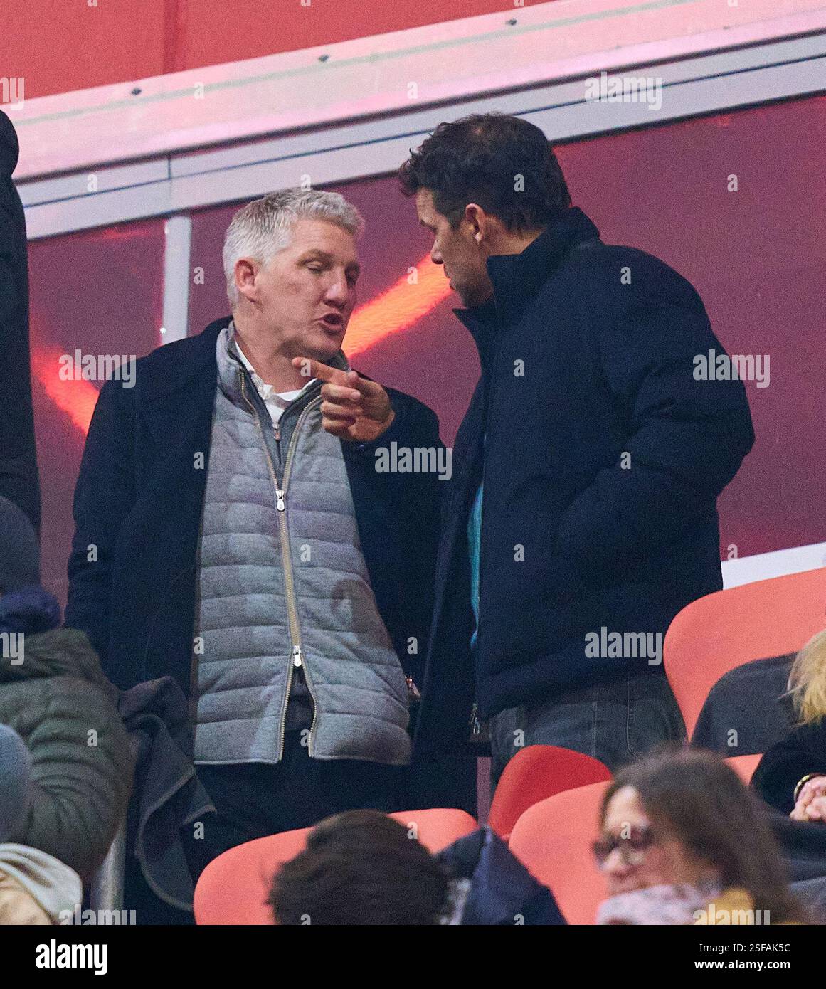 Bastian SCHWEINSTEIGER, Co-Moderator ARD Ex Fussballprofi, DFB Kapitaen Michael BALLACK im Spiel FC BAYERN MÜNCHEN - SV WERDER BREMEN 3-0 am 7. Februar 2025 in München. Saison 2024/2025, 1.Bundesliga, FCB, München, Spieltag 21, 21.Spieltag Fotograf: Peter Schatz - DFL-VORSCHRIFTEN VERBIETEN JEDE VERWENDUNG VON FOTOGRAFIEN als BILDSEQUENZEN und/oder QUASI-VIDEO - Stockfoto