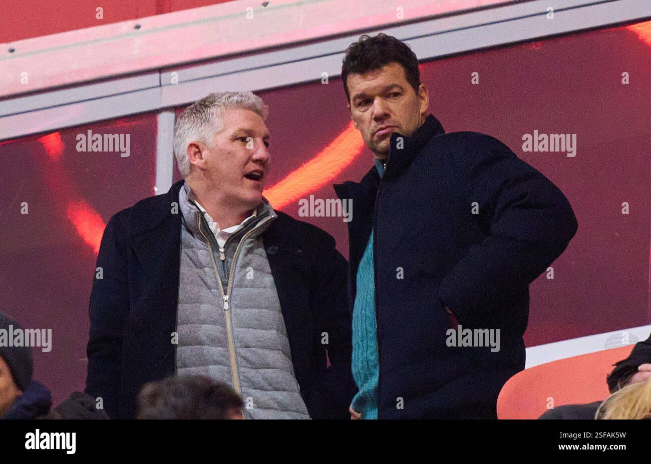 Bastian SCHWEINSTEIGER, Co-Moderator ARD Ex Fussballprofi, DFB Kapitaen Michael BALLACK im Spiel FC BAYERN MÜNCHEN - SV WERDER BREMEN 3-0 am 7. Februar 2025 in München. Saison 2024/2025, 1.Bundesliga, FCB, München, Spieltag 21, 21.Spieltag Fotograf: Peter Schatz - DFL-VORSCHRIFTEN VERBIETEN JEDE VERWENDUNG VON FOTOGRAFIEN als BILDSEQUENZEN und/oder QUASI-VIDEO - Stockfoto