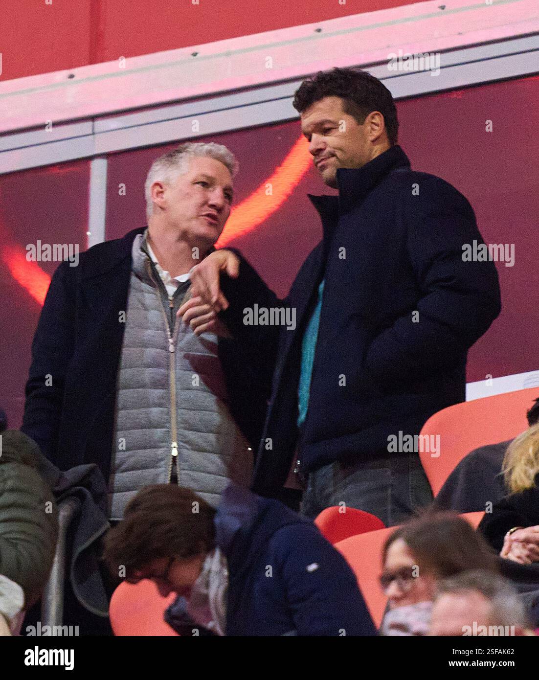 Bastian SCHWEINSTEIGER, Co-Moderator ARD Ex Fussballprofi, DFB Kapitaen Michael BALLACK im Spiel FC BAYERN MÜNCHEN - SV WERDER BREMEN 3-0 am 7. Februar 2025 in München. Saison 2024/2025, 1.Bundesliga, FCB, München, Spieltag 21, 21.Spieltag Fotograf: Peter Schatz - DFL-VORSCHRIFTEN VERBIETEN JEDE VERWENDUNG VON FOTOGRAFIEN als BILDSEQUENZEN und/oder QUASI-VIDEO - Stockfoto