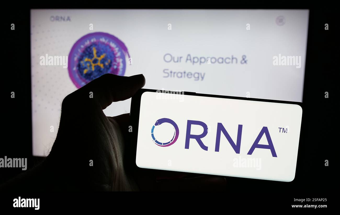 Stuttgart, Deutschland. November 2024. In dieser Abbildung hält eine Person ein Smartphone mit dem Logo des US-amerikanischen Biotechnologie-Unternehmens Orna Therapeutics Inc. Auf dem Bildschirm vor der Website. Quelle: SOPA Images Limited/Alamy Live News Stockfoto