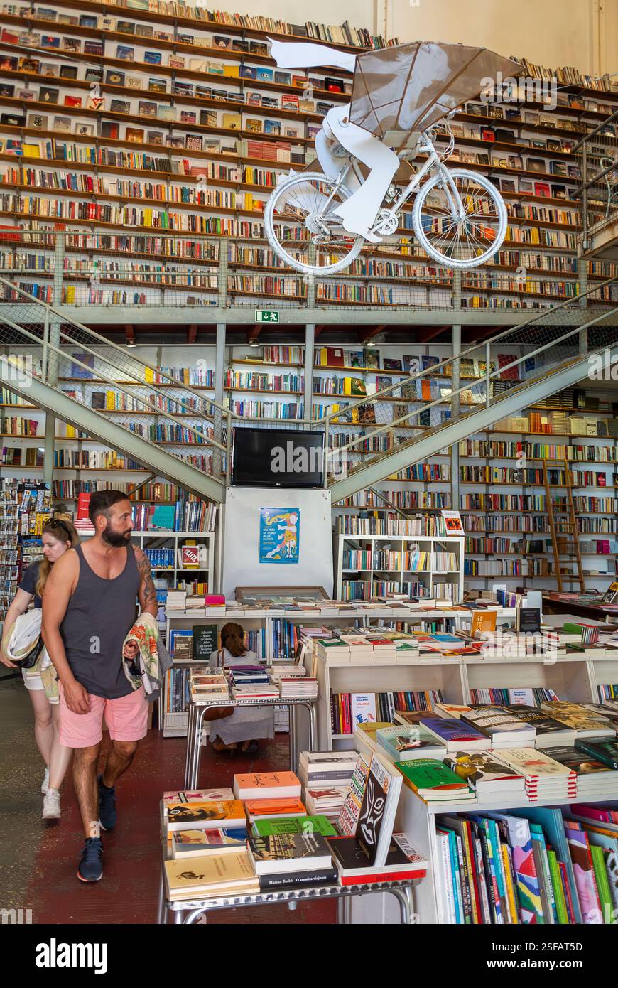 Lissabon, Portugal, Leute einkaufen, Weitwinkelblick, in der lokalen Portugiesischen Bibliothek Buchhandlung, Café, Bücherregale, Stockfoto