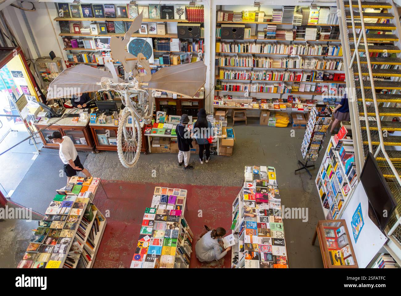 Lissabon, Portugal, Leute einkaufen, Weitwinkelblick, in der lokalen Portugiesischen Bibliothek Buchhandlung, Café, Bücherregale, Stockfoto