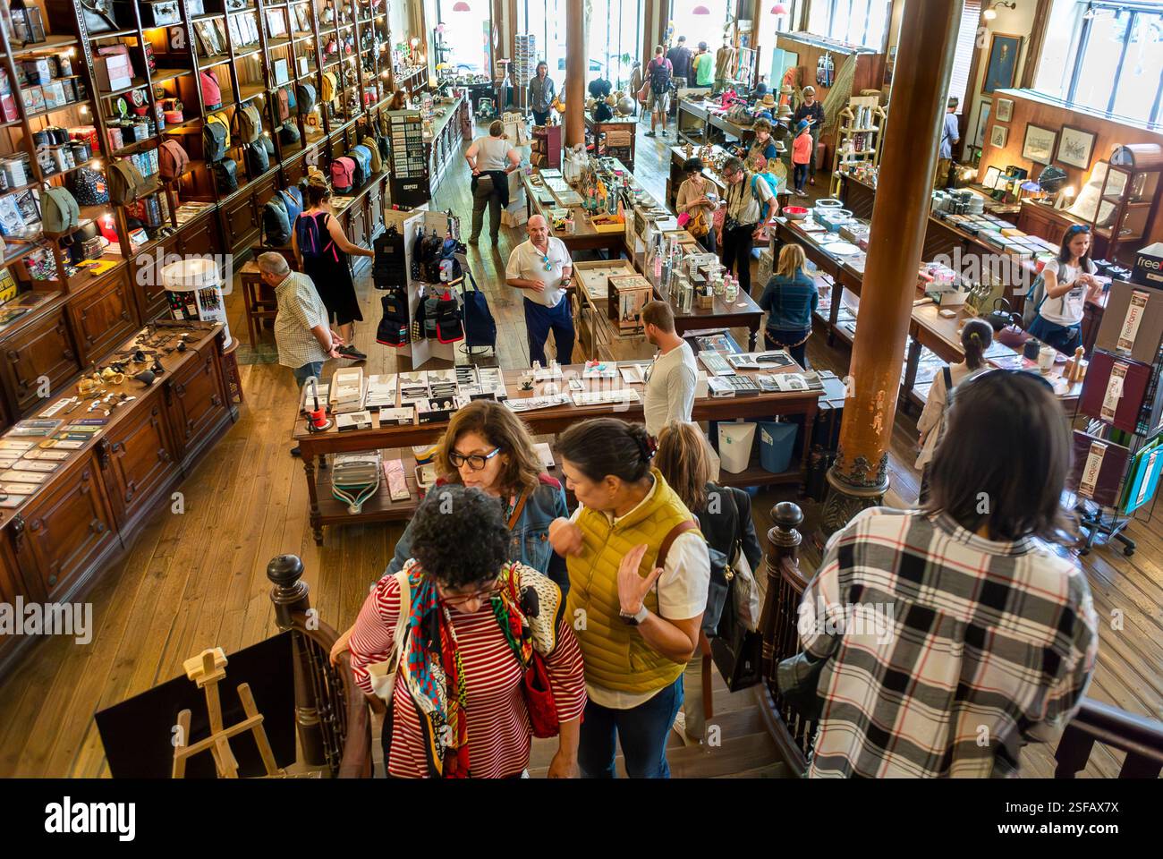 Porto, Portugal, Blick ins Innere, Old Vintage Shop, People Shopping, traditionelles Innendesign Stockfoto