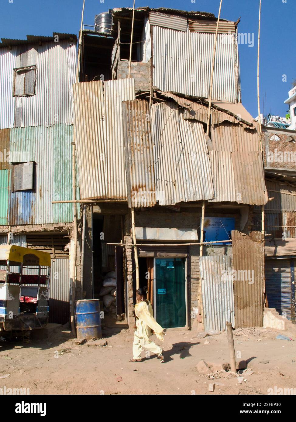 Informelle Siedlung entlang Showari Ghat, Dhaka, Bangladesch, mit urbaner Armut, provisorischem Wohnraum, und das tägliche Leben seiner Bewohner. Stockfoto