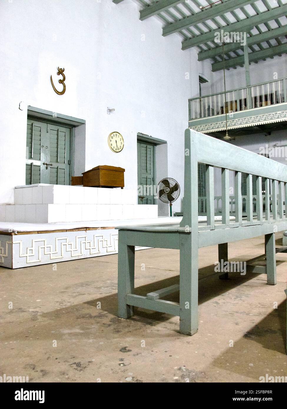 Innenraum eines Brahmo Samaj Tempels in Old Dhaka, Bangladesch, mit einfachen Holzbänken, einer erhöhten Plattform und einem minimalistischen Altar. Stockfoto