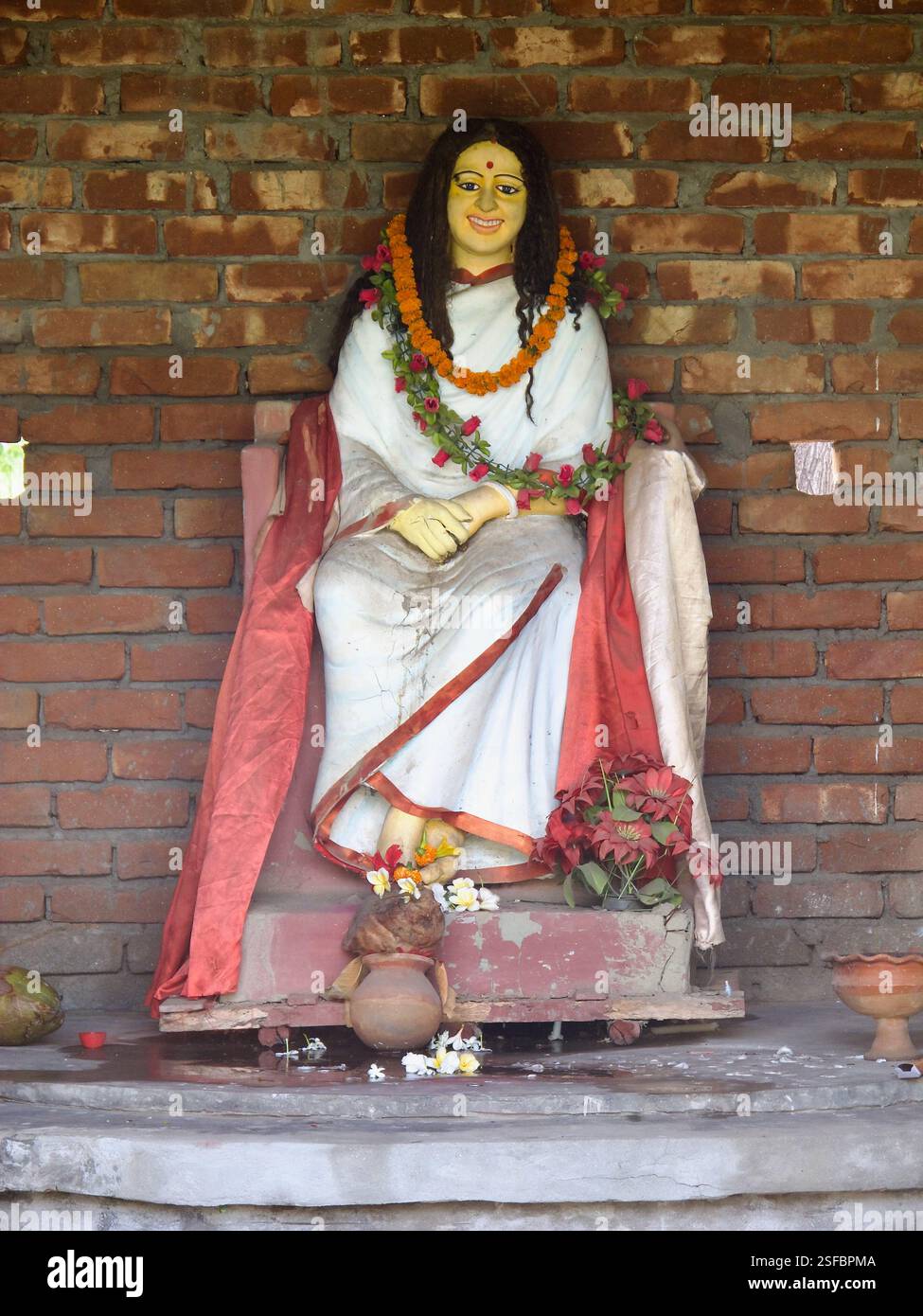 Eine Statue von Sri Sarada Devi im Ramna Kali Tempel in Dhaka, geschmückt mit Blumengirlanden und rituellen Opfern, die die spirituellen Traditionen der Hindus widerspiegeln. Stockfoto