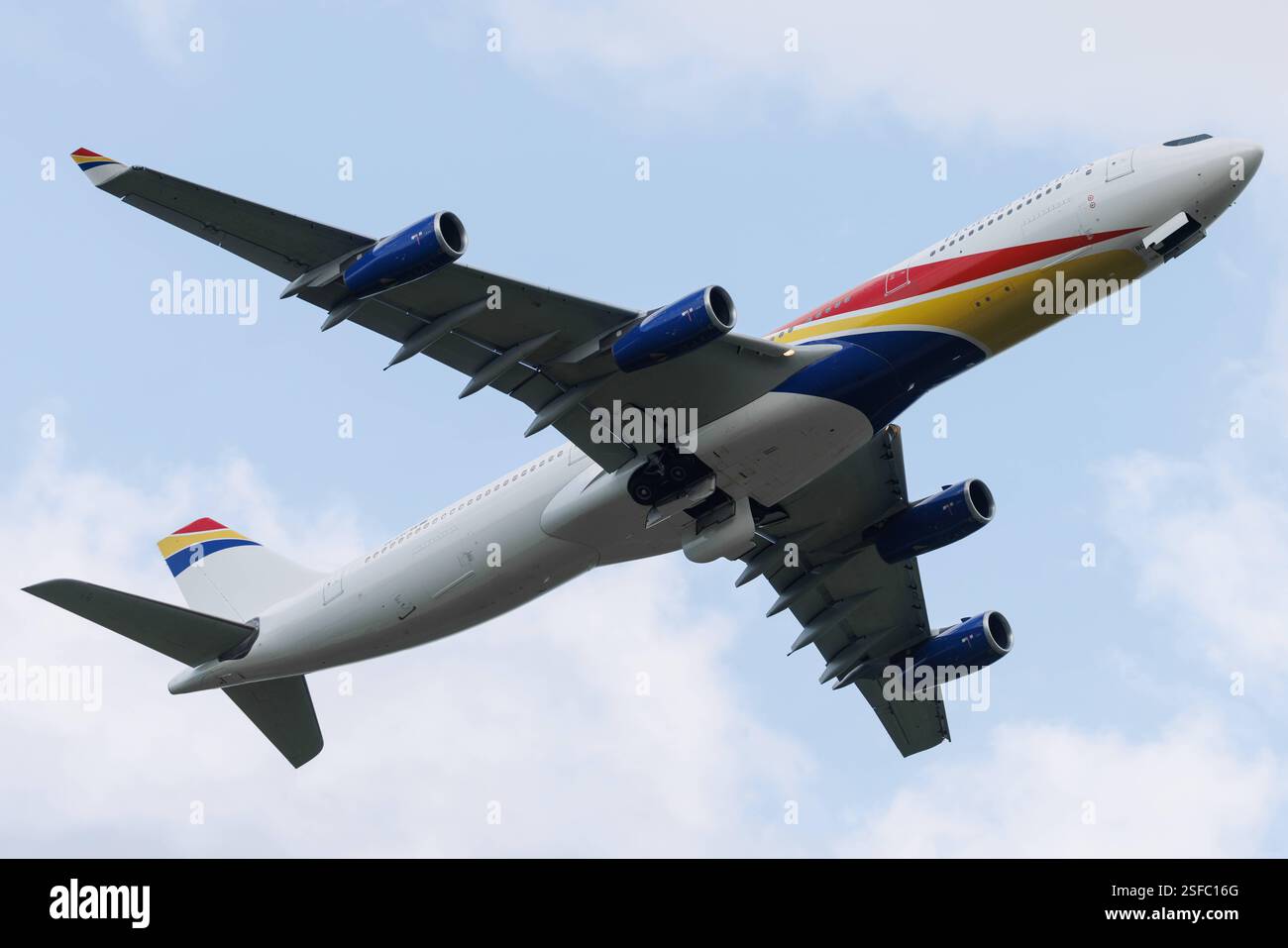 Der Airbus A340-313 A343 der Fluglinie Legend Airlines LZ / LAL mit der Registrierung YR-LRC MSN: 0844 gestartet vom Flughafen Hamburg Airport EDDH/HAM. Hamburg Hamburg Deutschland *** der Airbus A340 313 A343 von Legend Airlines LZ LAL mit der Registrierung YR LRC MSN 0844 startet vom Flughafen Hamburg Hamburg Hamburg Deutschland Stockfoto